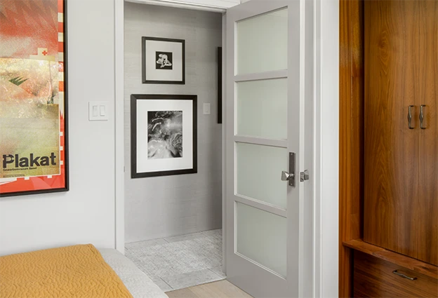 Square step sticking door with narrow reed glass